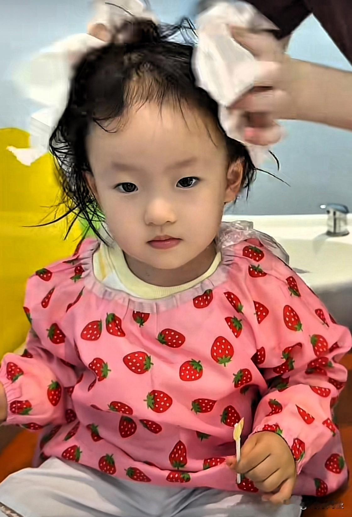 闪闪小姑娘越长越漂亮了小姑娘皮肤白净，唇红齿白的，头发留长了，身体长高变壮了。