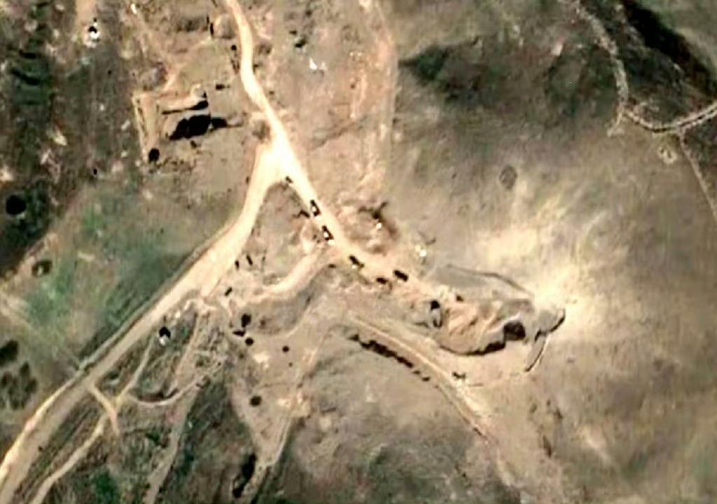 停火期间，波斯就开着挖掘机，争分夺秒地挖开被空袭炸塌的地下导弹基地入口。合着空袭