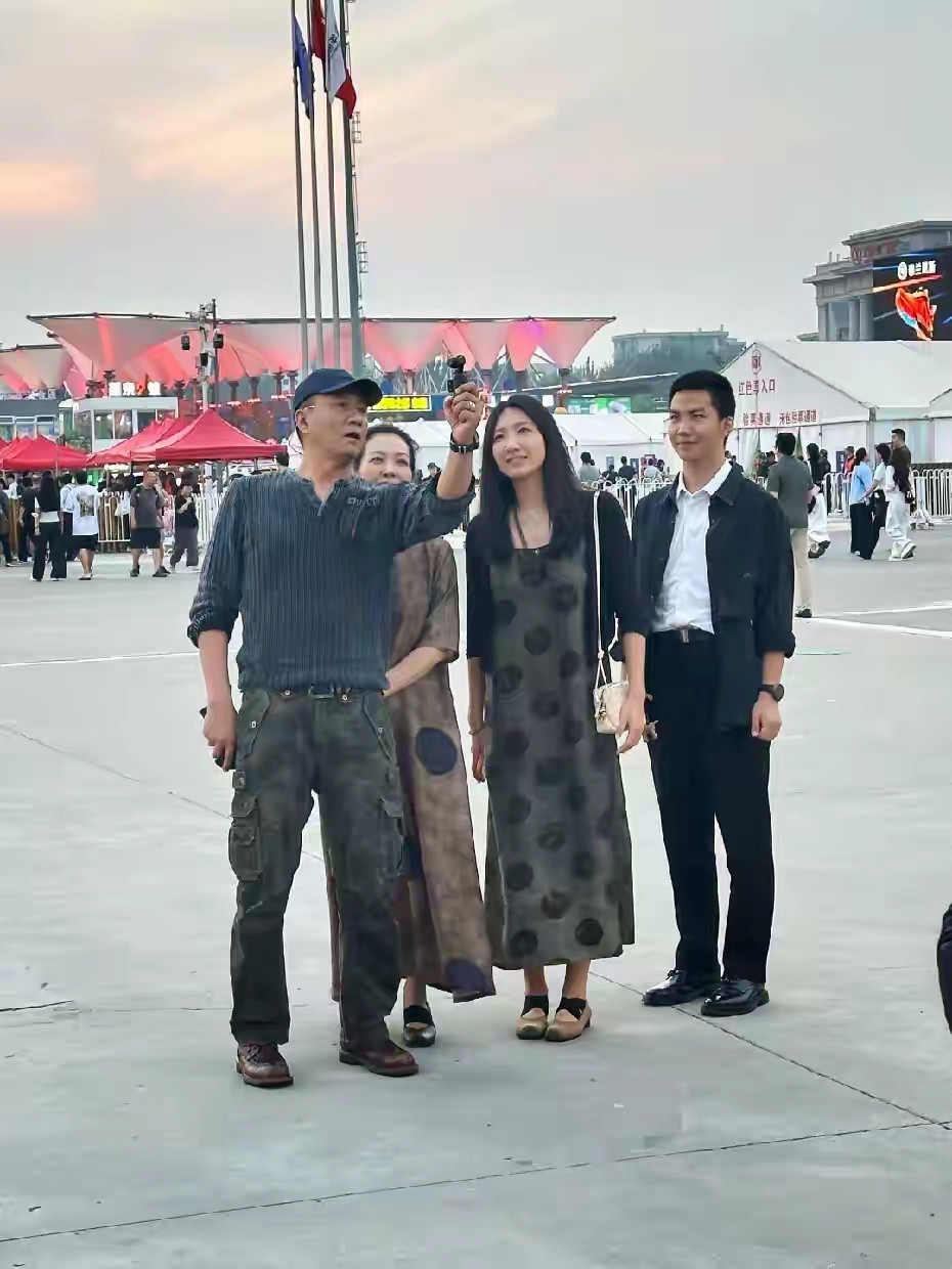 胡军一家四口同框亮相北京五棵松现场，一家四口都是高颜值，同框画面十分养眼！胡军工装裤搭配深灰色上衣，