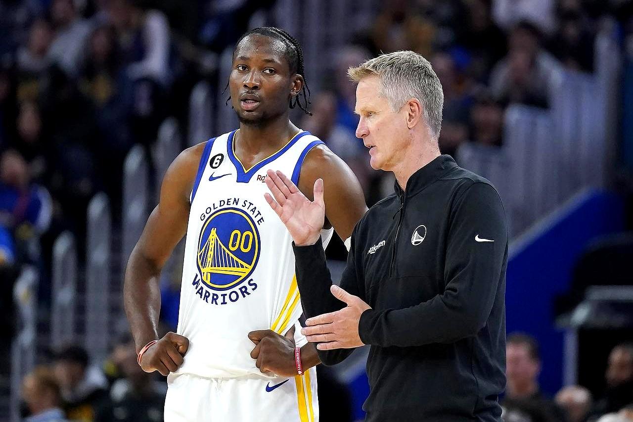 13场坐穿板凳！库明加撕破脸他刚能交易，勇士就收到离队申请。23