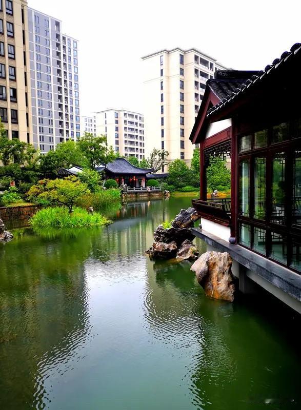 现在买房的人大部分都是抱着房住不炒的心态去买房了。就像上海的那个虹桥绿城悦海棠