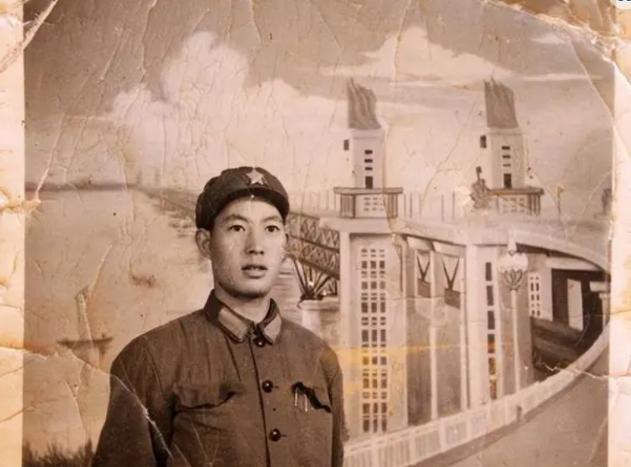 1979年，一位战士壮烈牺牲，妻子拒绝改嫁，28年后，妻子借了2000元作为路费