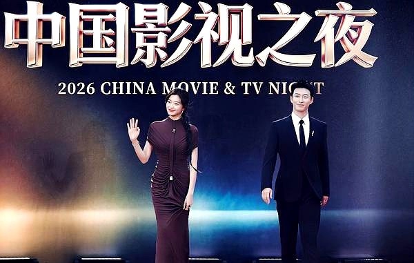 内娱终于懂了，什么叫不费力的赢。金鹰奖红毯上，窦骁一身黑西装走出军训般的挺拔感，旁边的孙千没搞夸张的