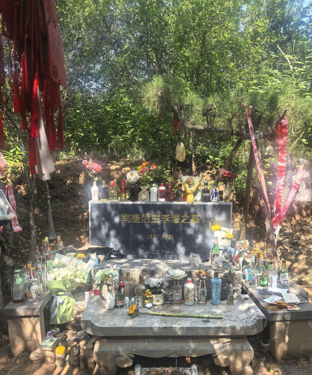 来洛阳玩了几天，今天偶有兴致来到了位于北郊外的李煜墓，顺着地图，走入小道，踏入一