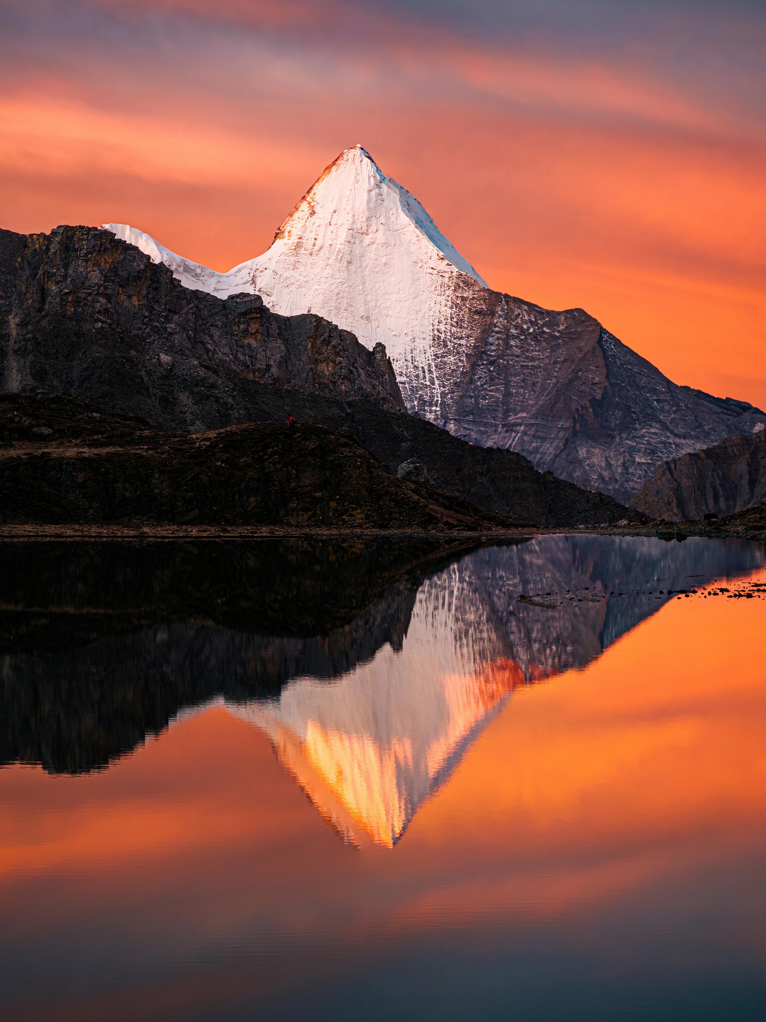曙光掠过山脊，为雪顶染上浅金。 波拥措湖面如镜，将山峦与漫天霞光一并倒...