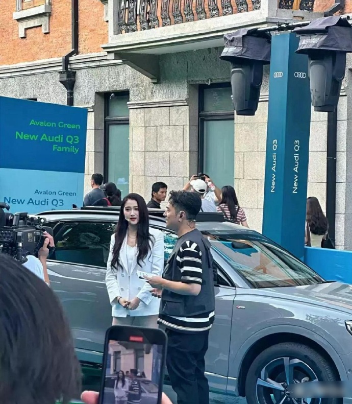 网友在路边偶遇关晓彤，确实漂亮。不愧是国民闺女​​​