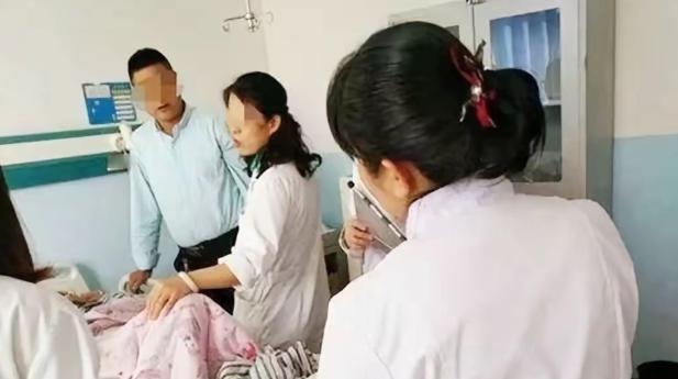 湖北，一女子怀孕8多个月去医院产检。她跟医生抱怨道：“宝宝踢我肚子可带劲了！