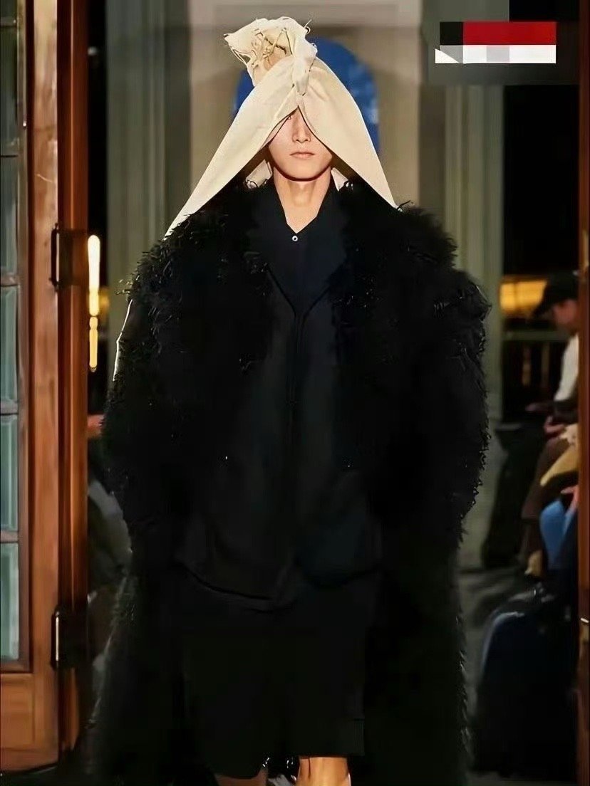 我打赌，巴黎世家的这个头巾，在中国一个也卖不出去。