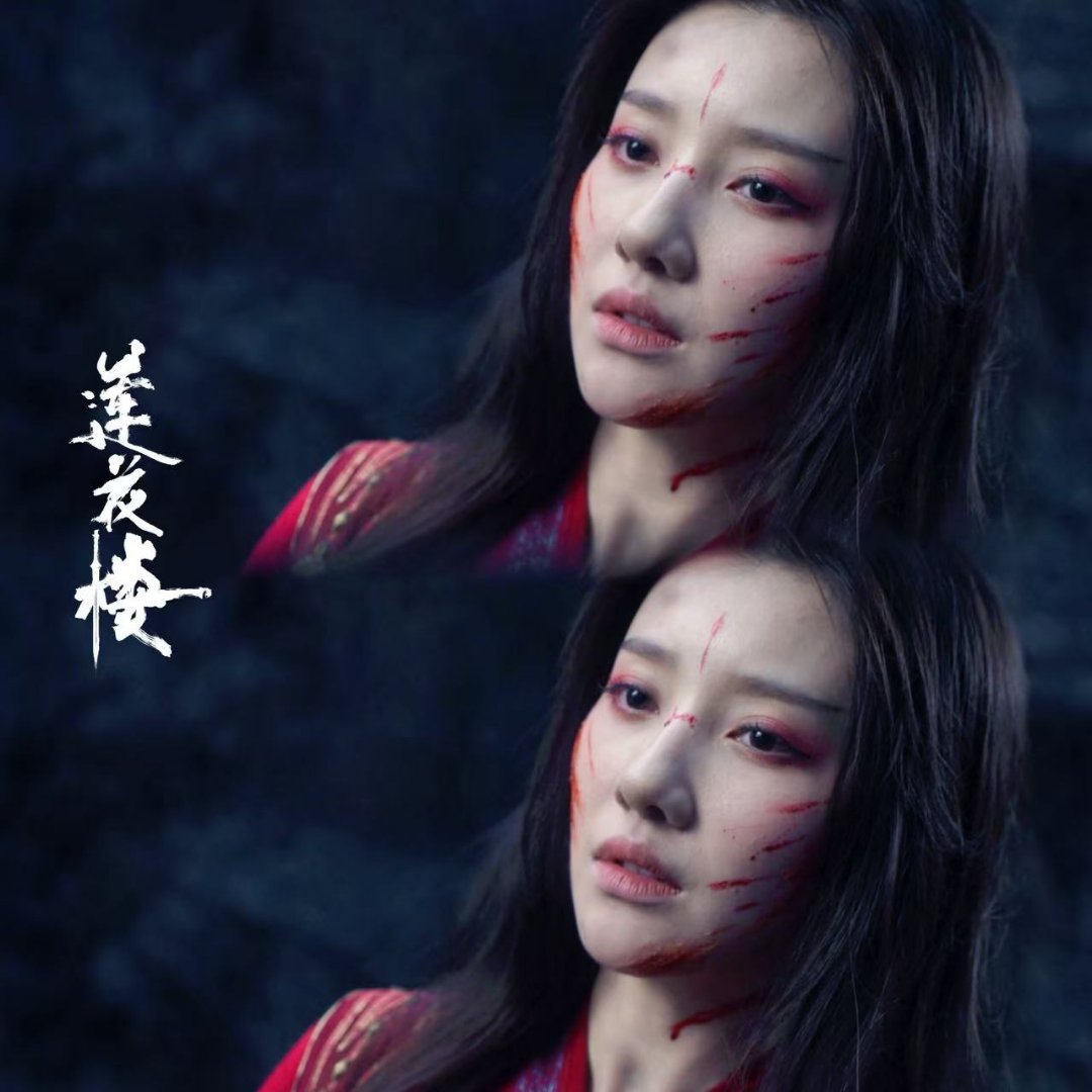 王鹤润妆造 姐姐今天妆造氛围感拉满，妆容干净精致、气质温婉灵动，台上认真拍戏，线