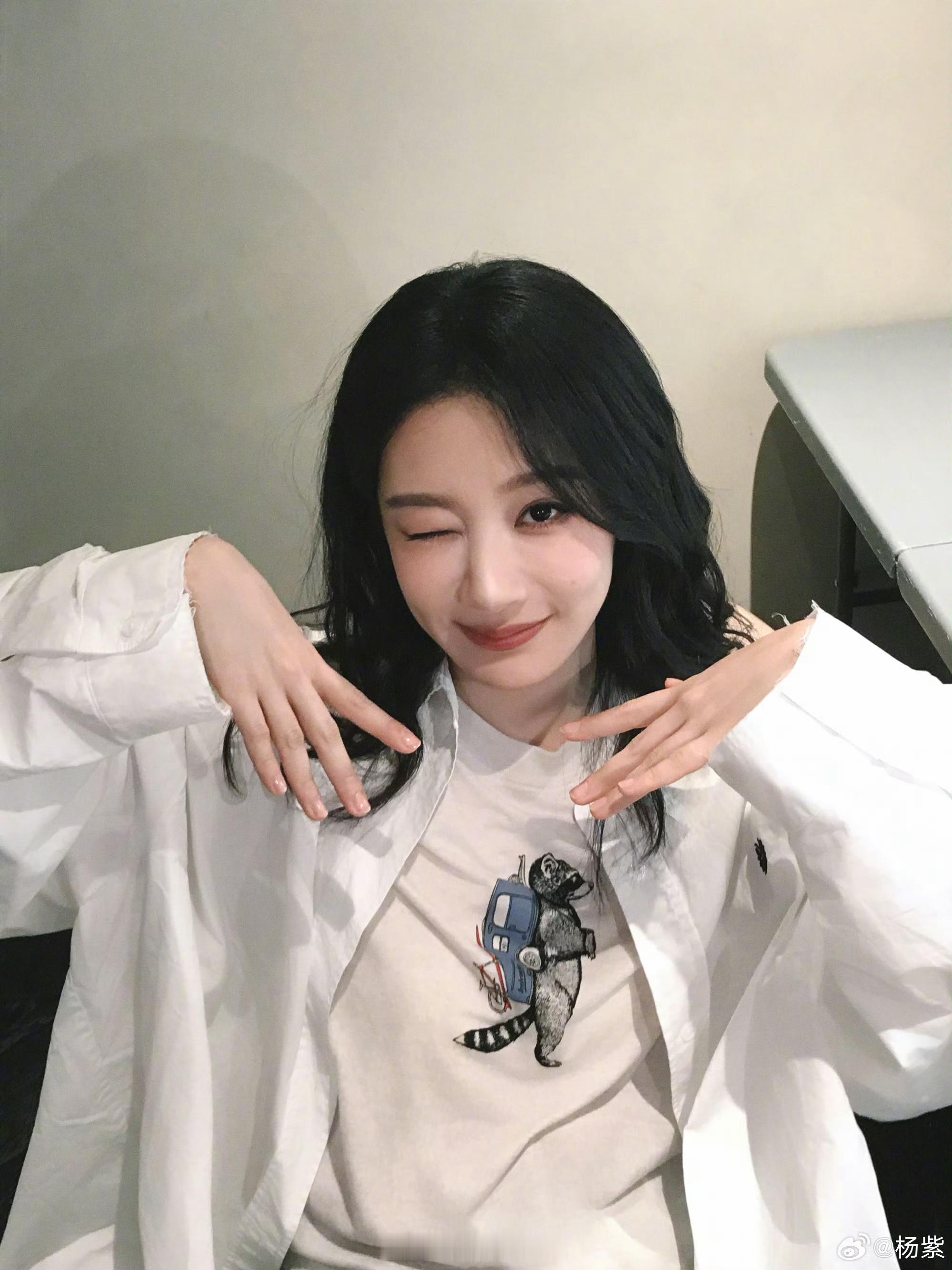 杨紫晒自拍送儿童节祝福杨紫来祝儿童节快乐了杨紫晒自拍送儿童节祝福了