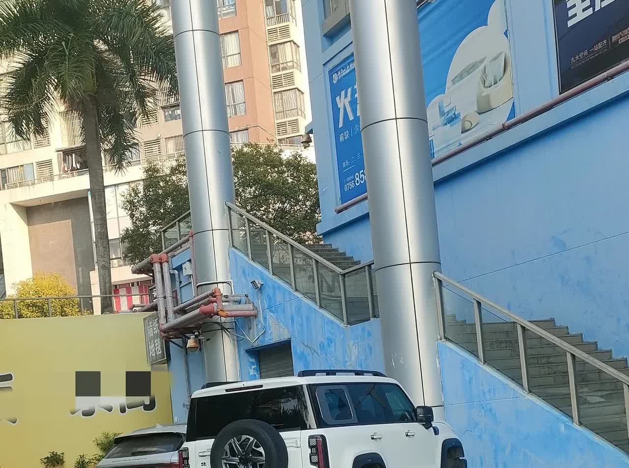 今天跟一个车行朋友坐我的车去年审，上车后我的操作是这样的：踩脚刹，插车匙打火，戴