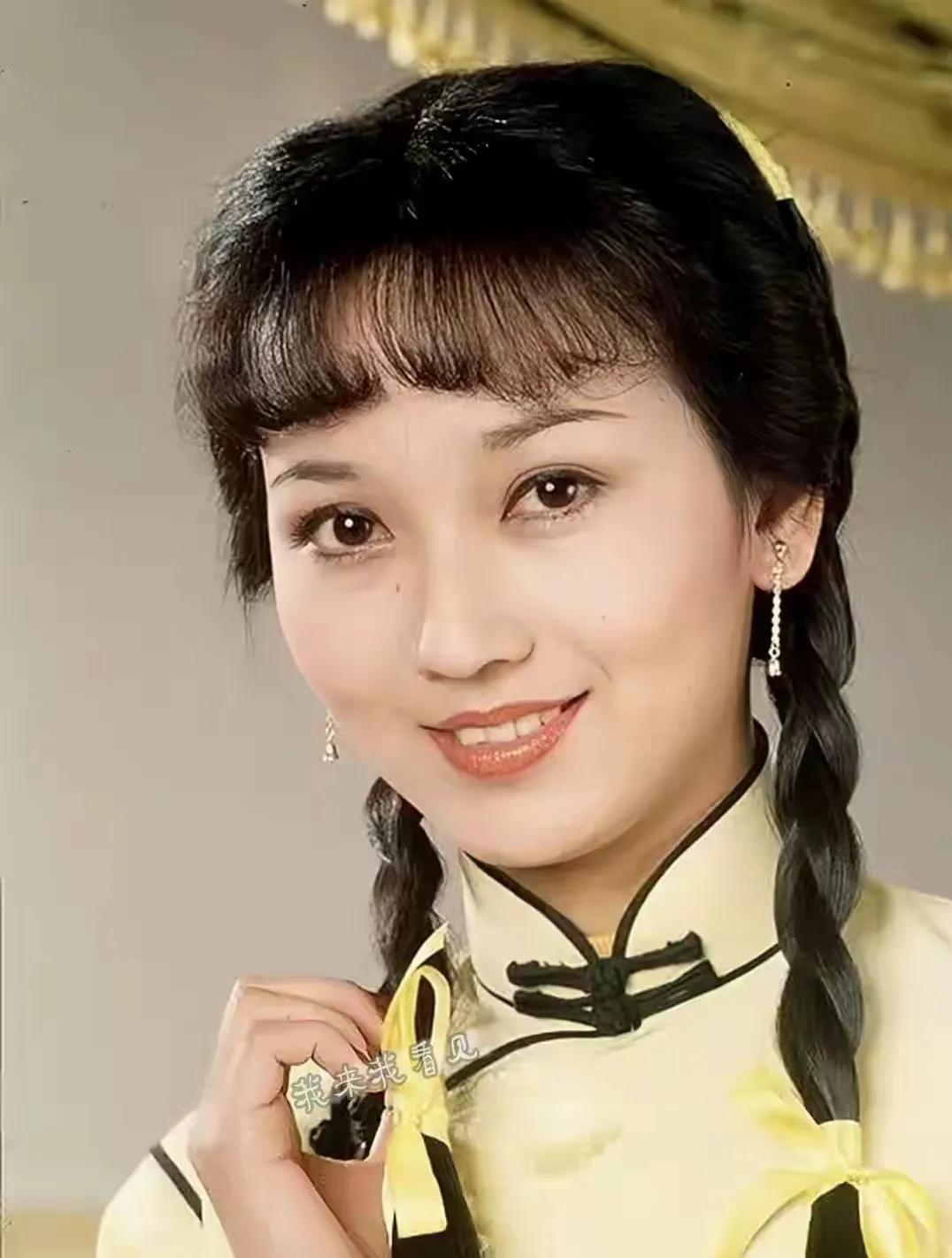 赵雅芝已经很美了，但这位美女比赵雅芝还美十倍，你能认出她是谁吗？