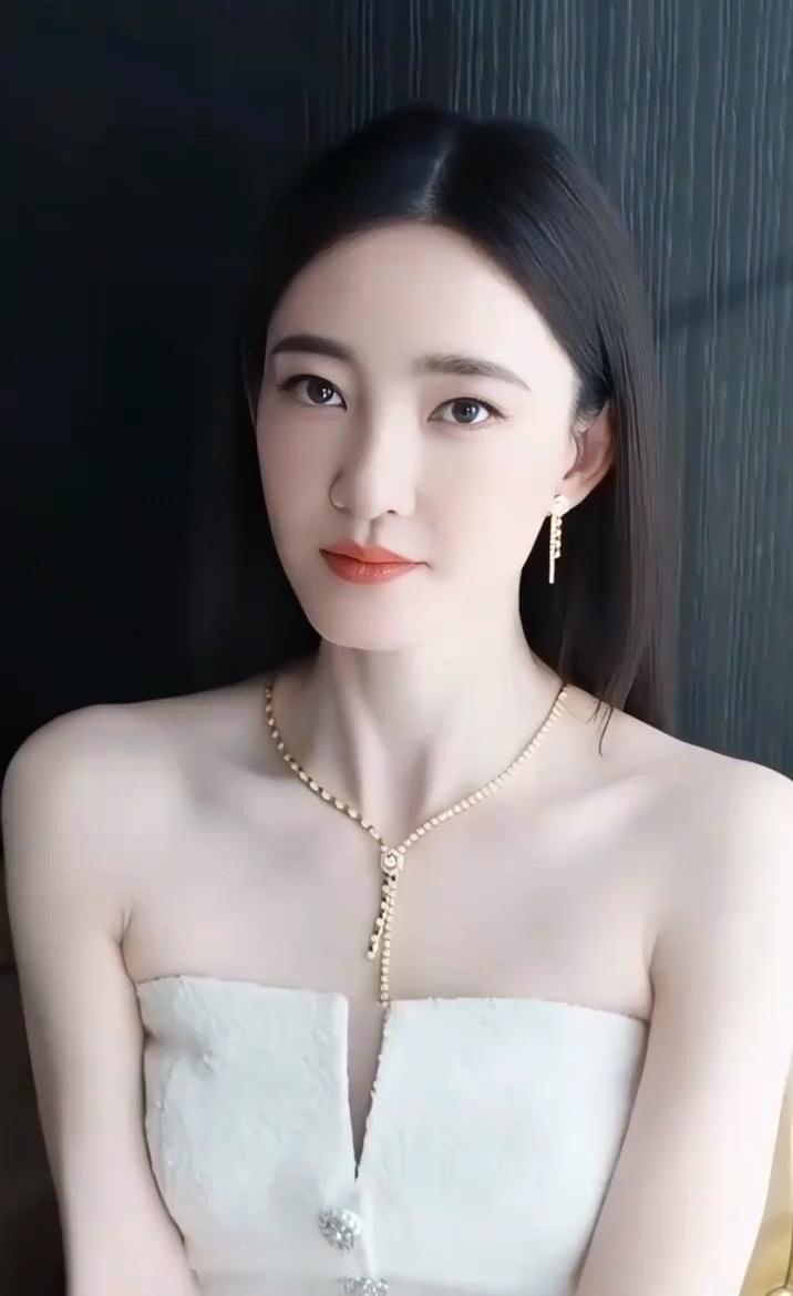 王丽坤气质迷人颜值出众！[赞][赞]娱乐颜值高高雅气质美女