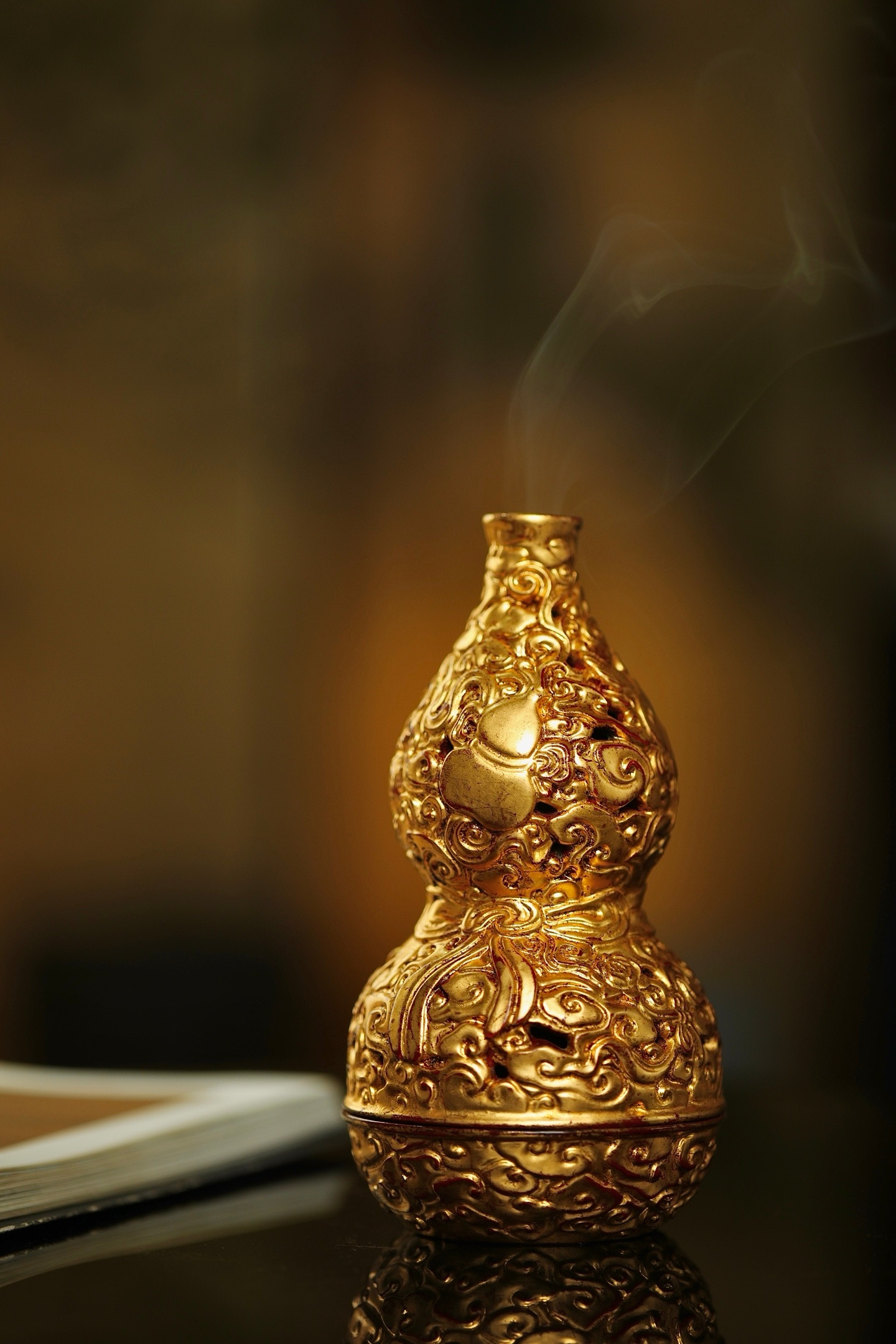 髹金|八宝葫芦香炉通体髹金裹身，葫芦形制藏“福禄”之喻；满工z雕刻缠枝八宝，