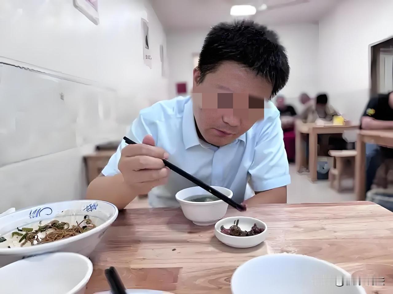 内蒙古，女子的丈夫病逝后，她收拾遗物发现丈夫在8年里给一面馆女员工转了11736