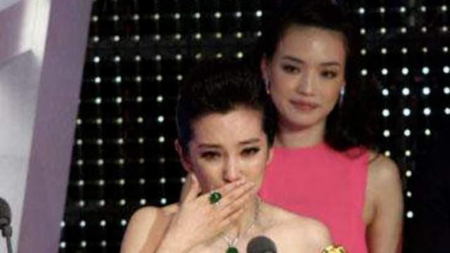 岁月无痕，姐妹情深！李冰冰李雪红毯惊艳亮相，网友：50多岁仍如少女