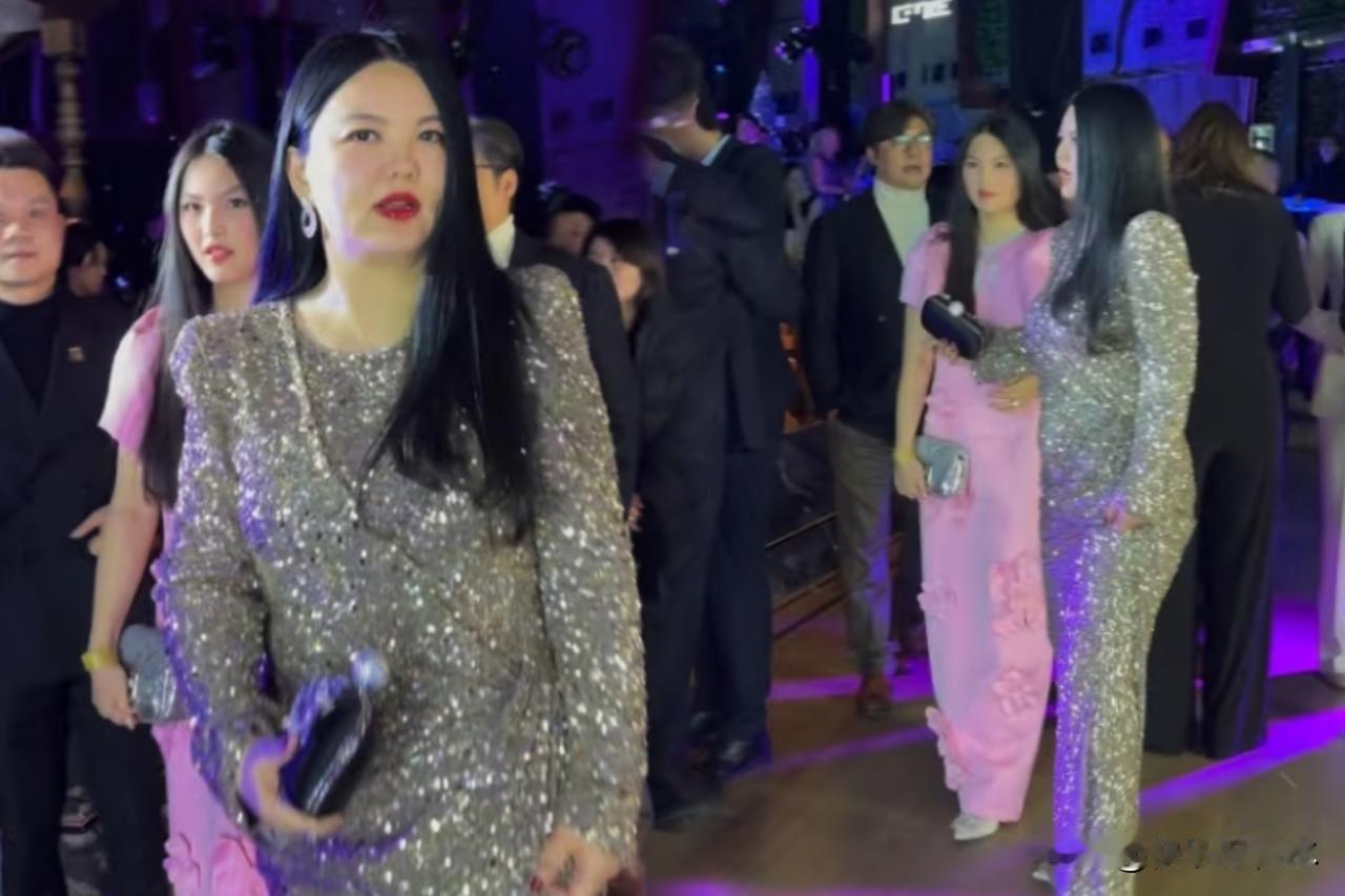 这一幕看得我脚趾扣地，隔着屏幕都能嗅到那股子尴尬劲儿。李湘带着闺女，提着