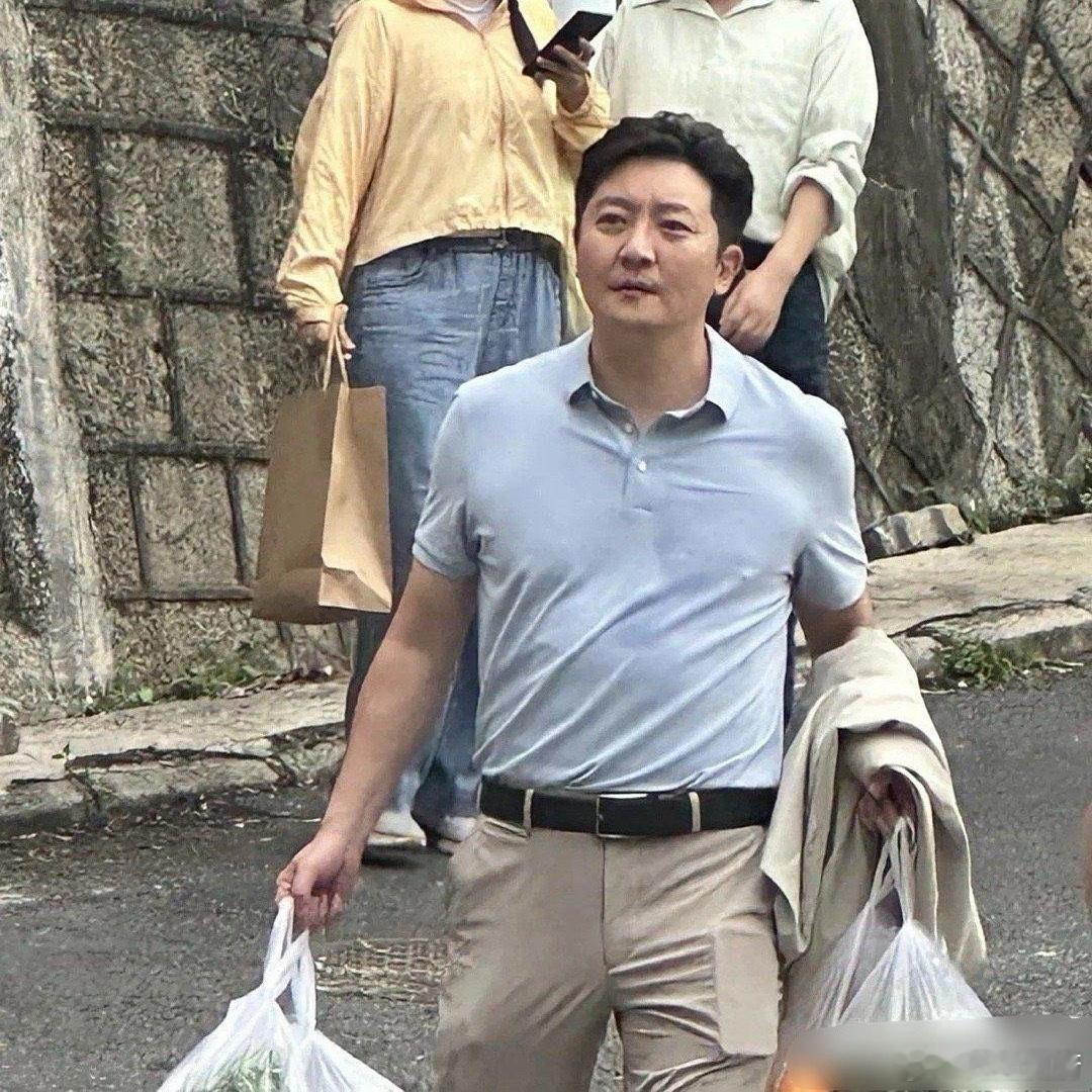 男装的裤兜是真的能装…放个手机还有那么大的空间​​​