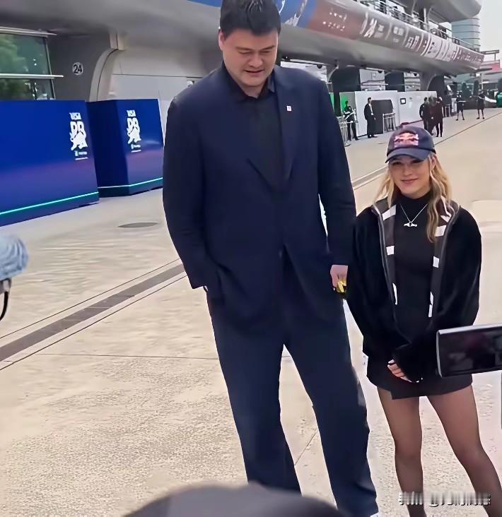 谷爱凌遇到了姚明，瞬间就变成小朋友了，姚明的身材实在是太高大了，普通人站在他身边