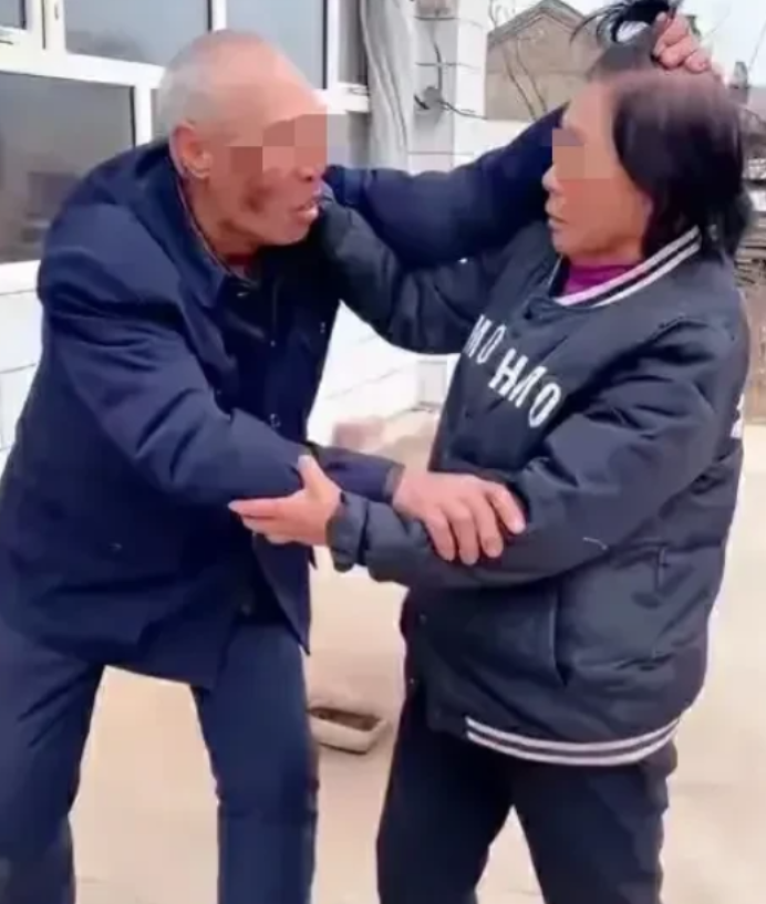 借出去的钱打水漂了！广东，因大妈借钱不还，70多岁的大爷上门讨债，过程中大爷先是