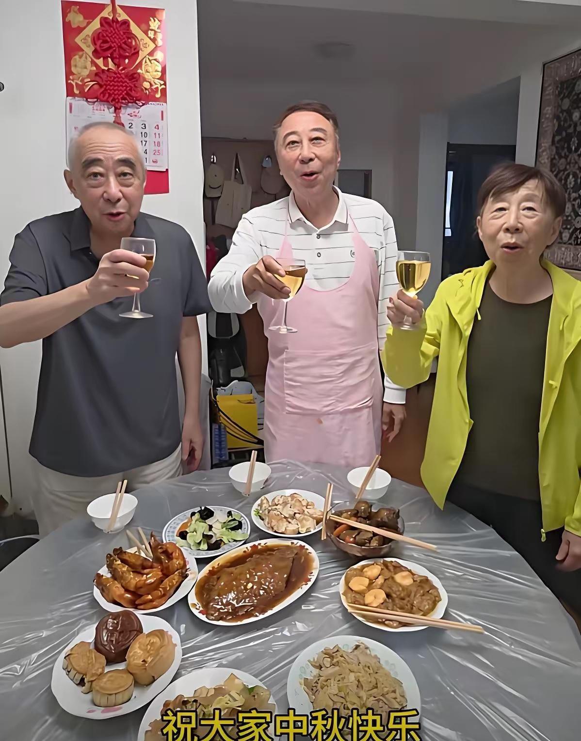 冯巩喊姐姐一起回哥哥家过中秋，这一刻我明白了手足的意义……冯巩每次过节，都喜欢