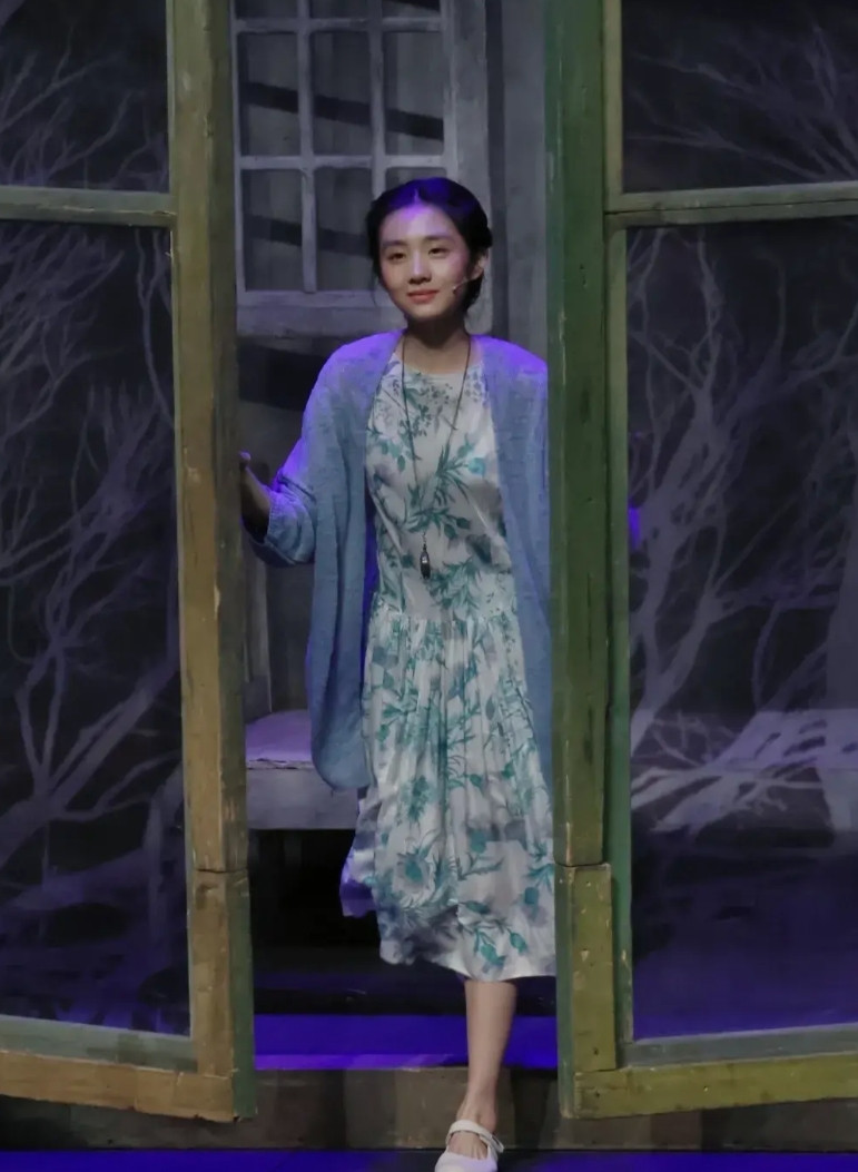 黄磊两口子昨晚可能失眠了吧，没有别的，只是因为太高兴了。家有女儿初长成，任谁有