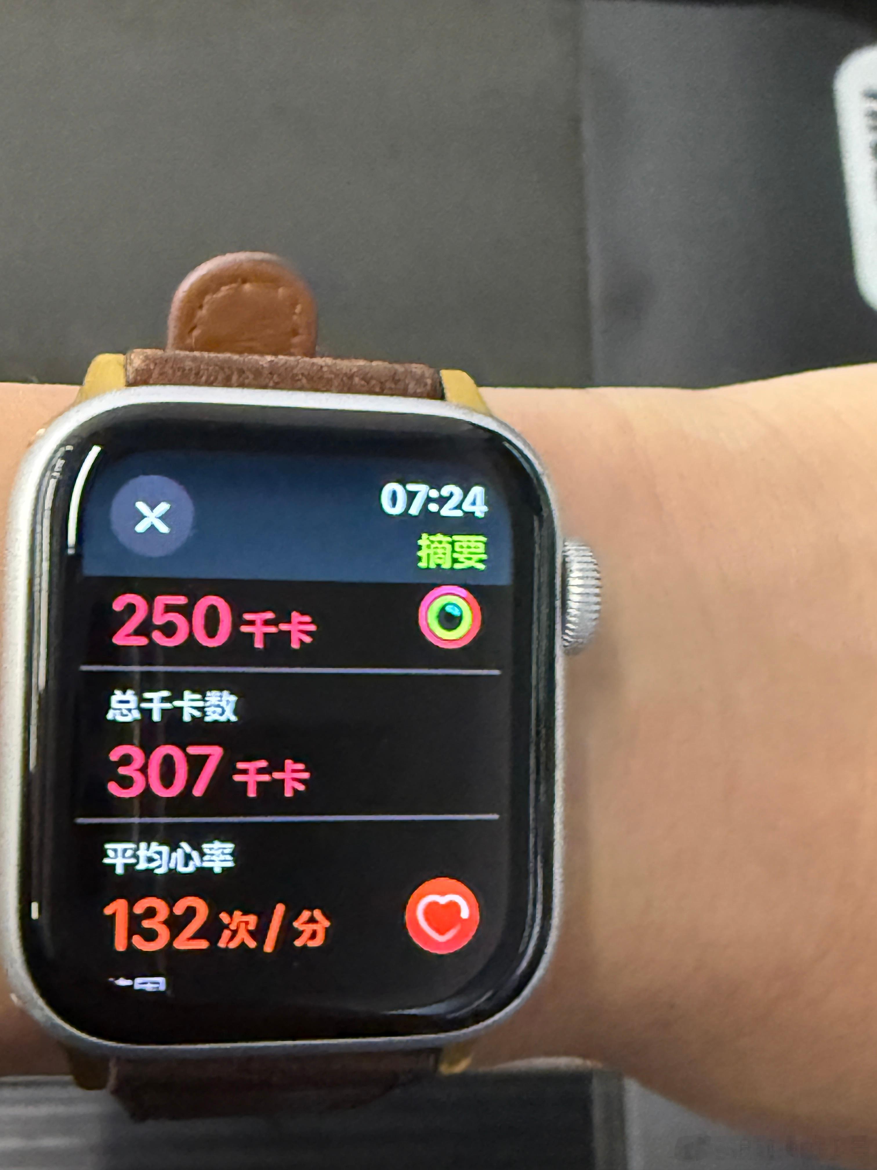 当你选择早上六点起床去健身房锻炼时会收获一个味道干净和安静的早晨。