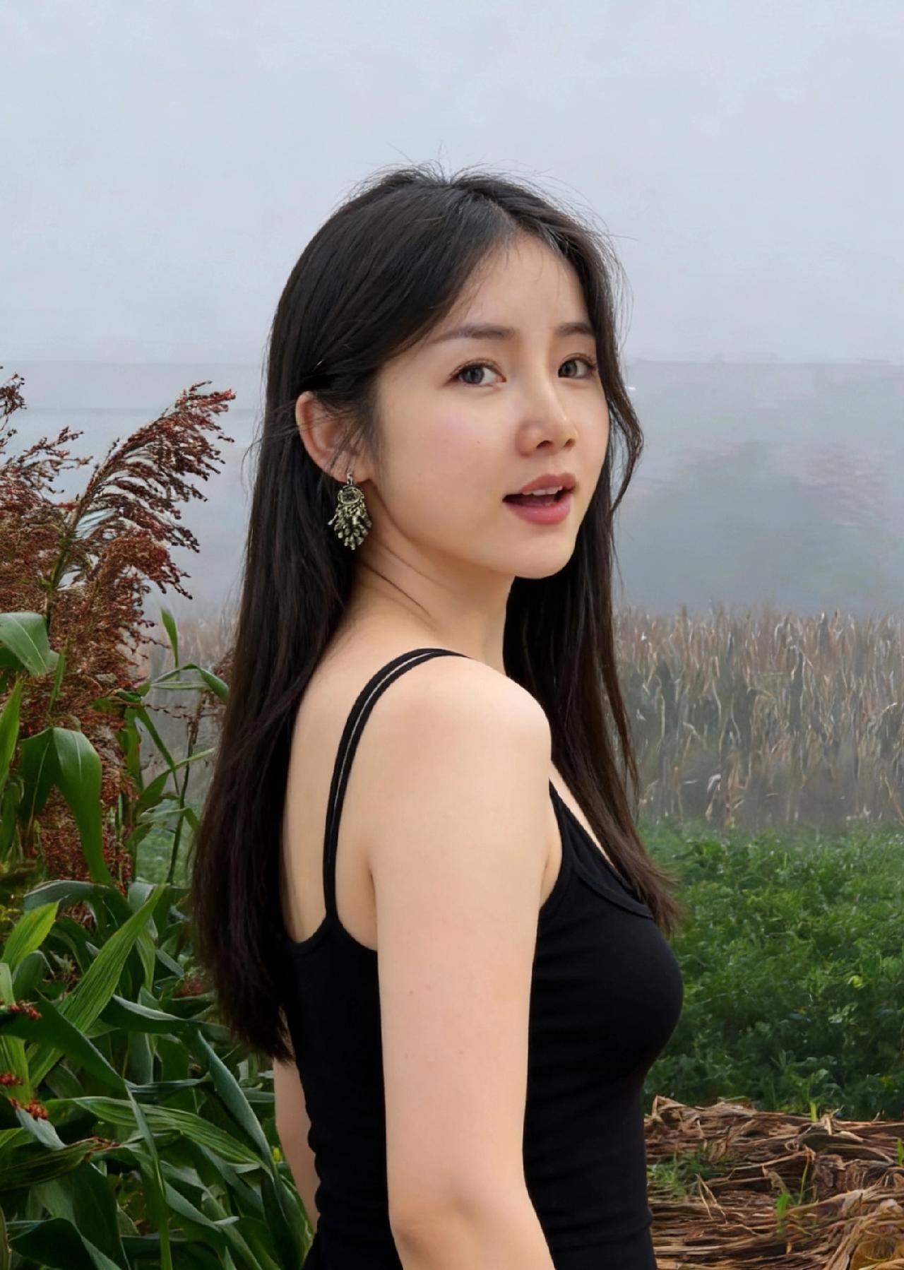 雾把玉米地揉成一片模糊的绿你站在田埂，像刚从露水里长出的植物黑色吊带接住清晨