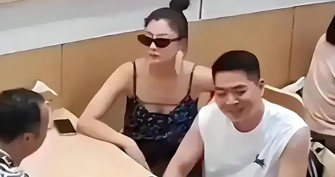 45岁的殷桃与男友在北京一小面馆，带墨镜显霸气