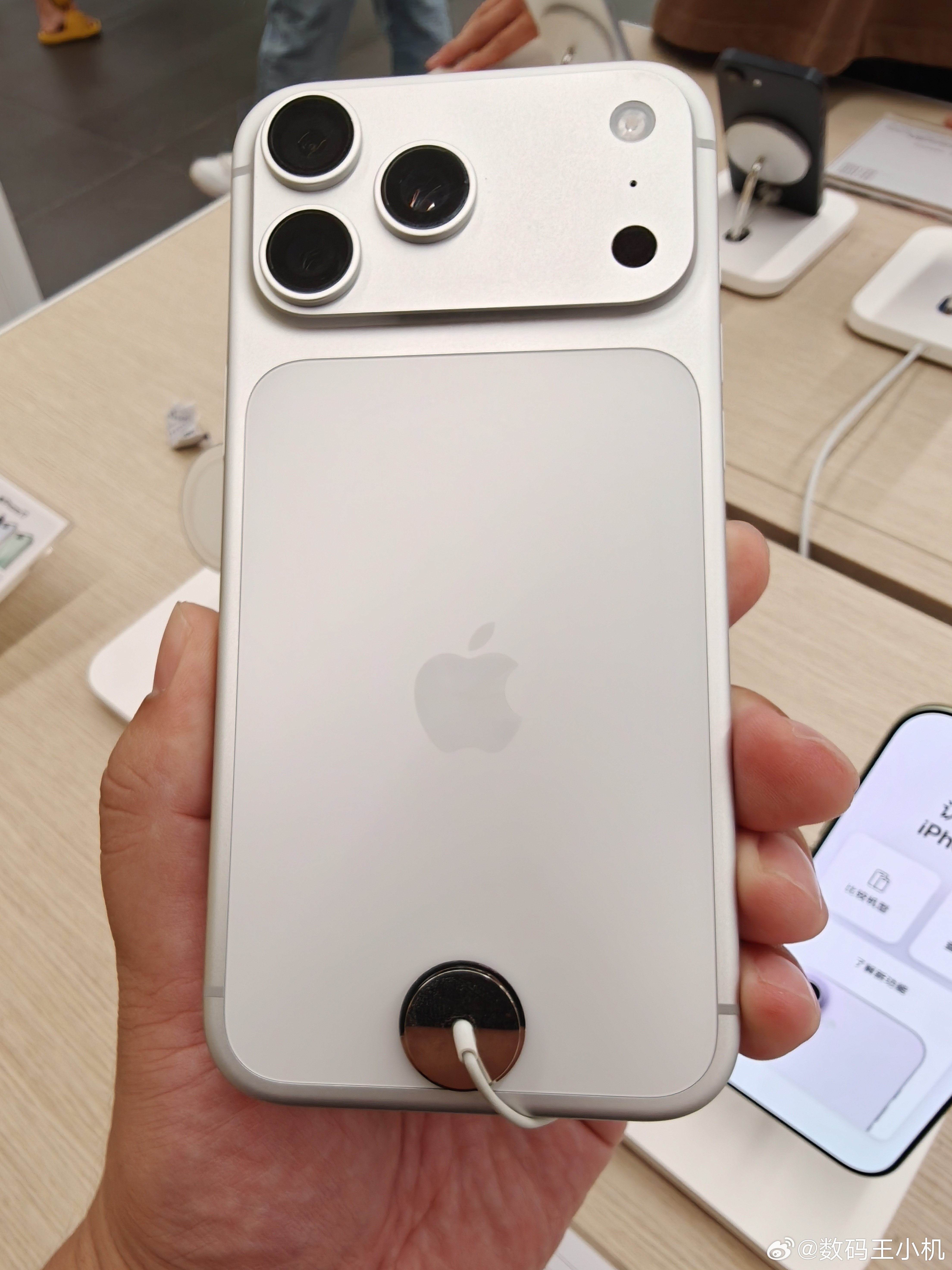 iPhone17首批用户吐槽不断每年iPhone出新款都在遭受网友们的质量考验，