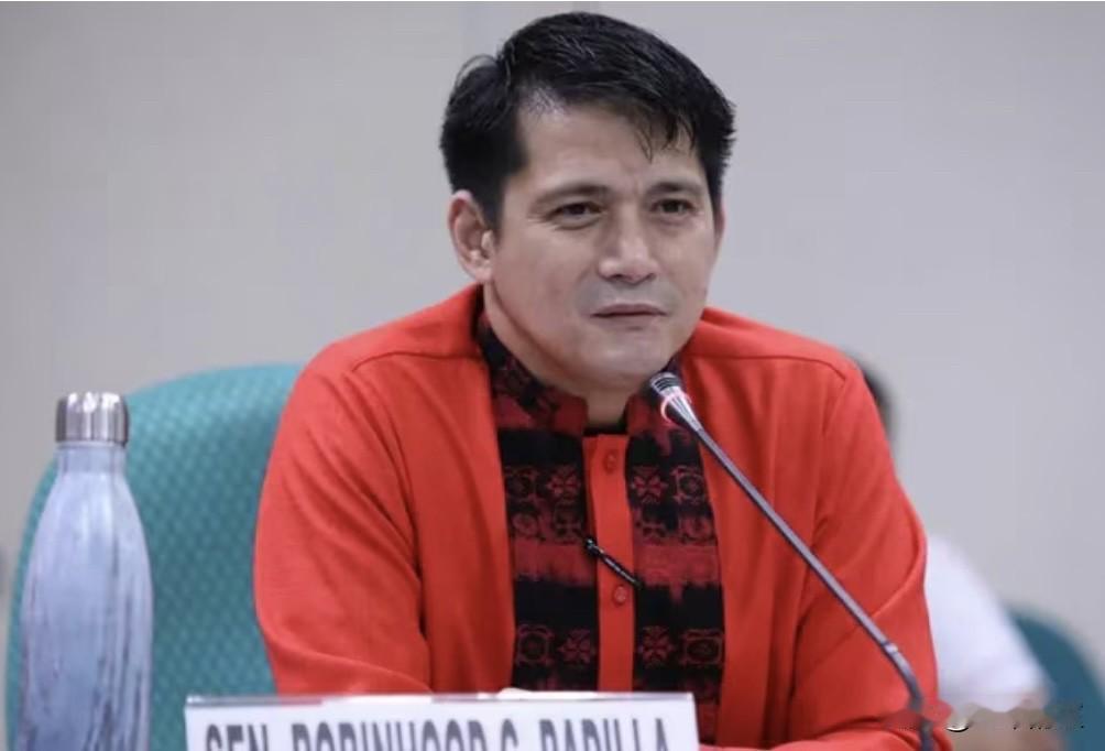 菲律宾参议员罗宾汉·帕迪利亚将不会签署参议院蓝丝带委员会关于防洪丑闻的报告。该报