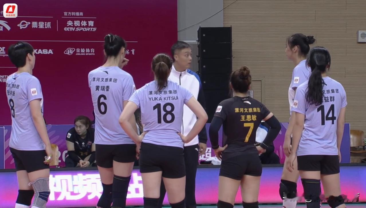 河南女排有钱没地花！河南女排新赛季客场首战1-3江苏女排，除了第二局26-24力