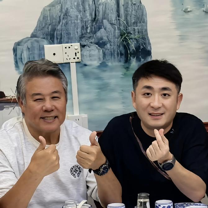 德云社小皇叔郭晓小带着师侄郎昊辰、张九林一拜访师哥荆林野！对于荆林野，不少人有着