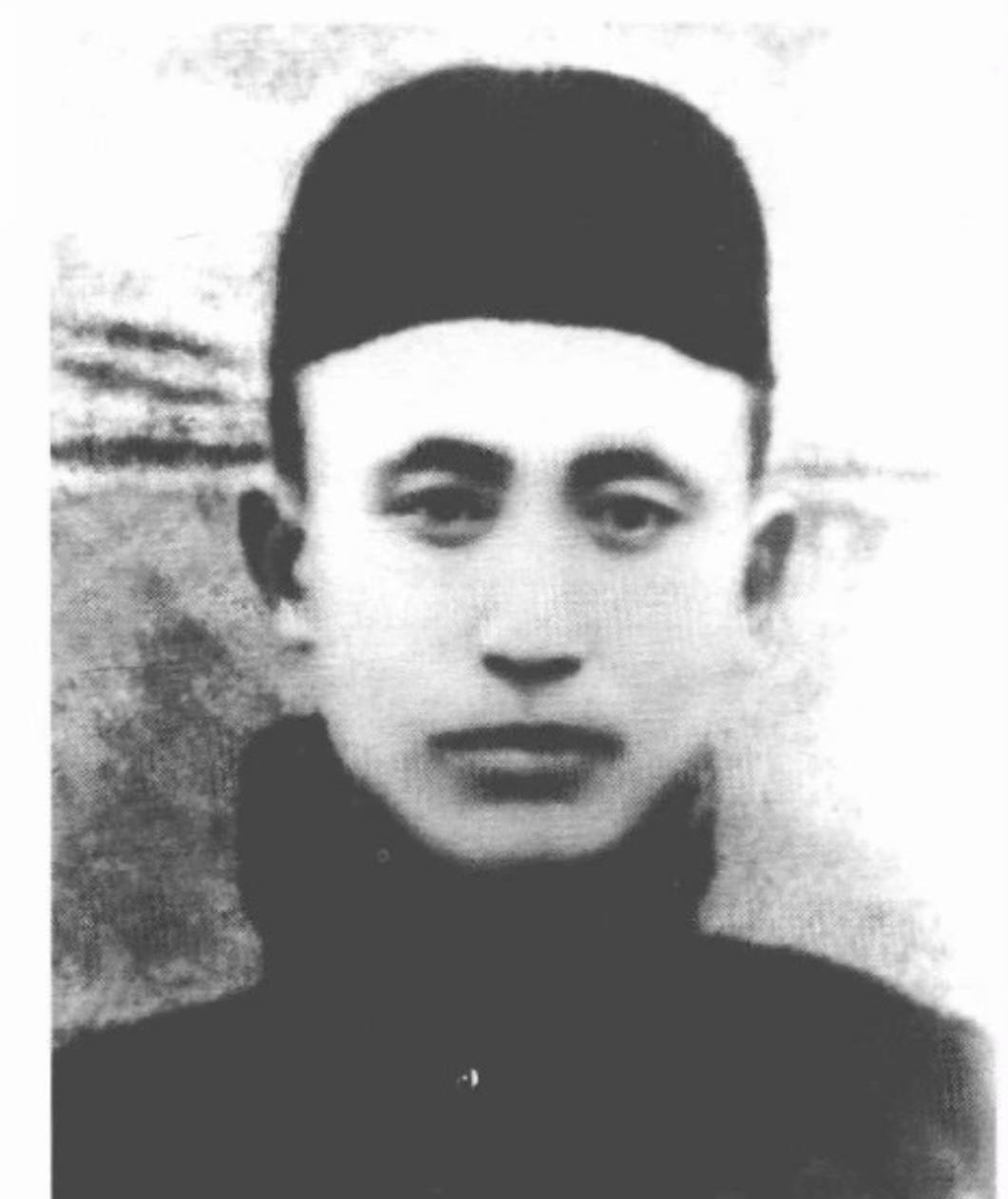 1924年冬，刘志丹成为榆林中学第一批社会主义青年团团员，1925年转为共产党员