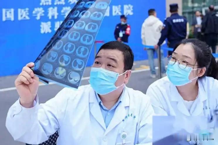 国家官宣，大批公立医院将消失？2.2亿老人催生变革，行业将洗牌。《2025