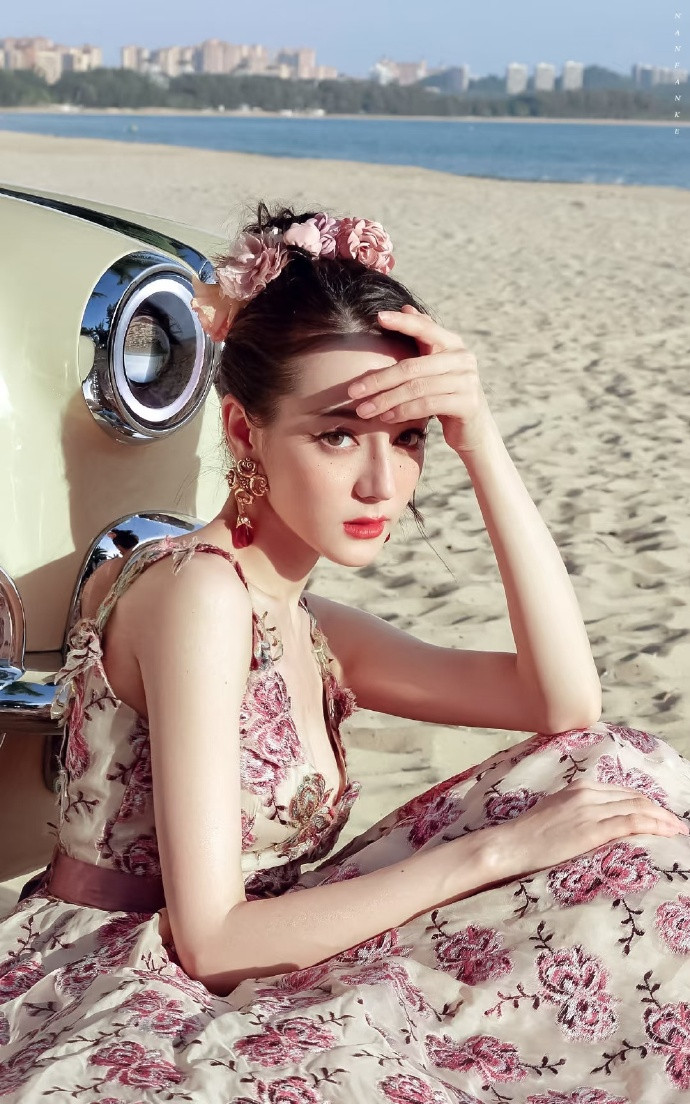 风情万种的美人在度假！