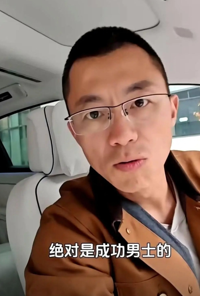 陈震刚夸完尊界S800的一键除痕，他老婆就在评论区丢一句：你那车可没这功能。一