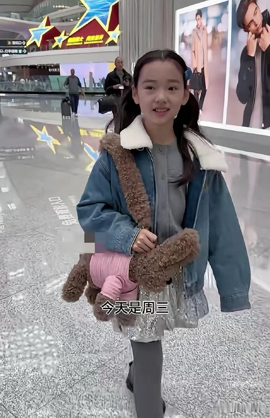 大家发现没小酒窝开启了“炸网”模式不仅在各种活动上频繁露脸而且上课日也要请