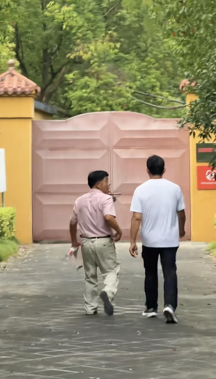 这哥俩的认亲现场，证实了一句话“一方水土养一方人”，弟弟因为家里穷出生就送养到了