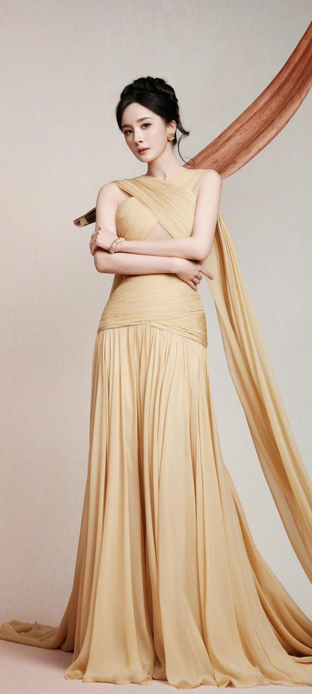 杨幂公开造型生图暴击！30+状态无滤镜，质感美到失语✨杨幂明星时尚气质女明星