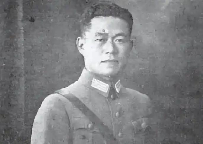 1949年，国军中将邱清泉战死沙场，他的妻子慌不择路，带着孩子们准备南逃台湾，结