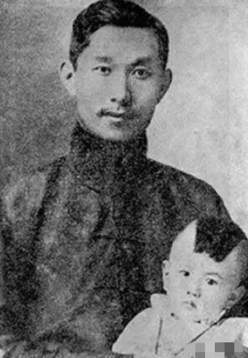 1904年，22岁的蔡锷迎娶29岁的刘长姑，怎料花轿临门，新娘誓死不嫁。蔡锷下不