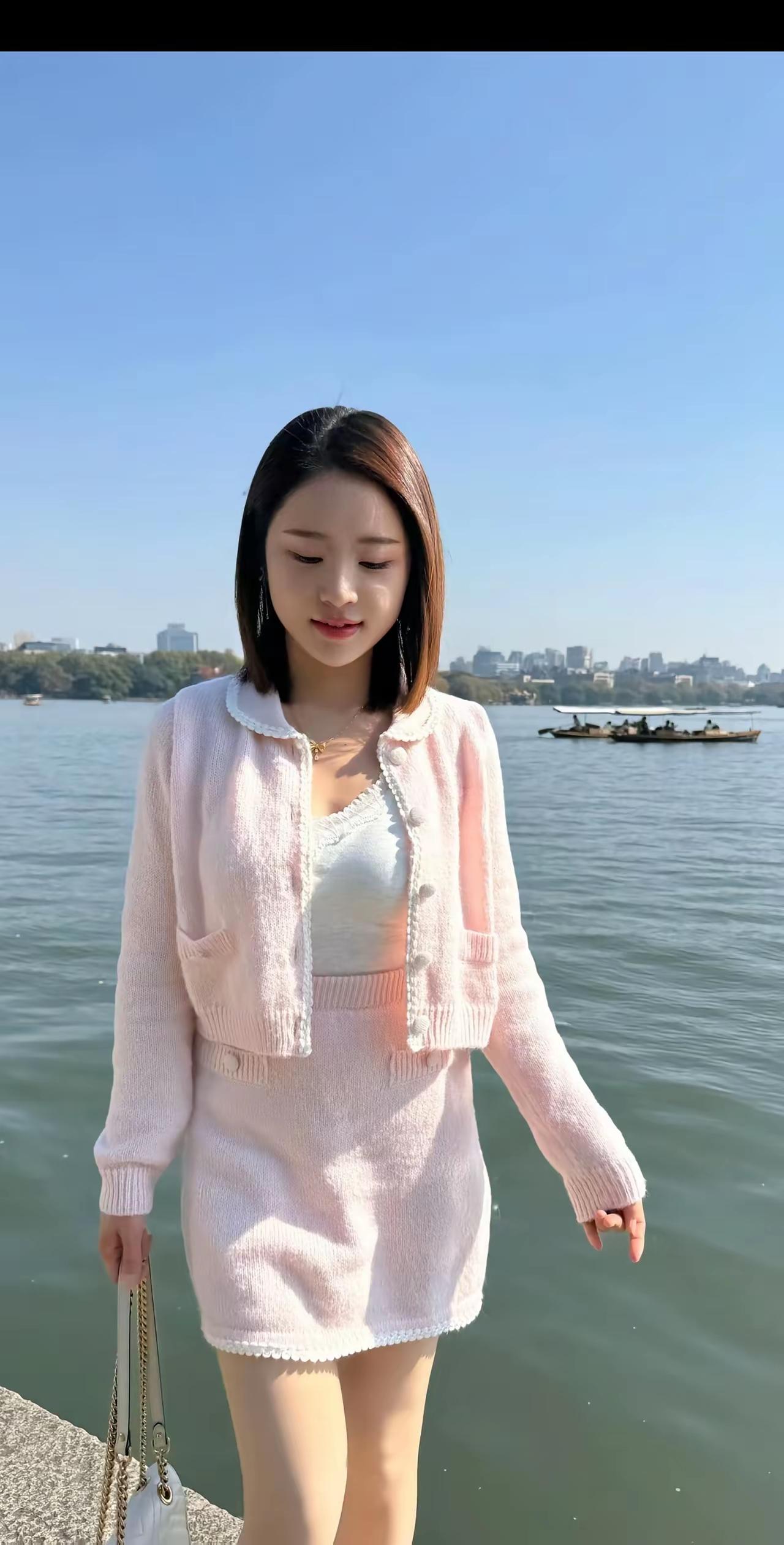 阳光明媚，女孩在湖边散步。