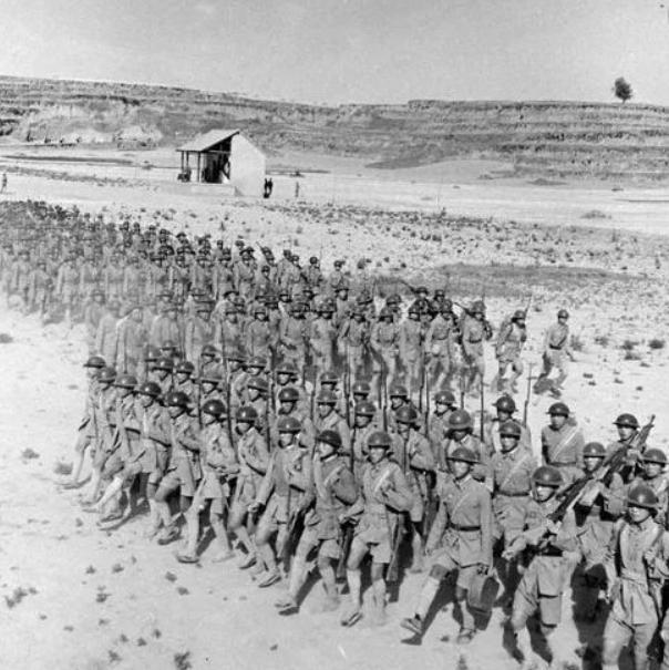 有朋友闲聊起一个事儿：为啥抗战打了十四年，可解放战争一打，不到三年就解放了南京？