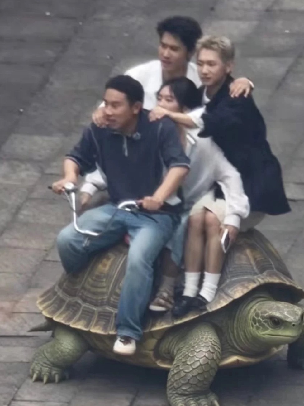 真的要笑死了～到底是谁这么有才P了一个这个图，太搞笑了！！