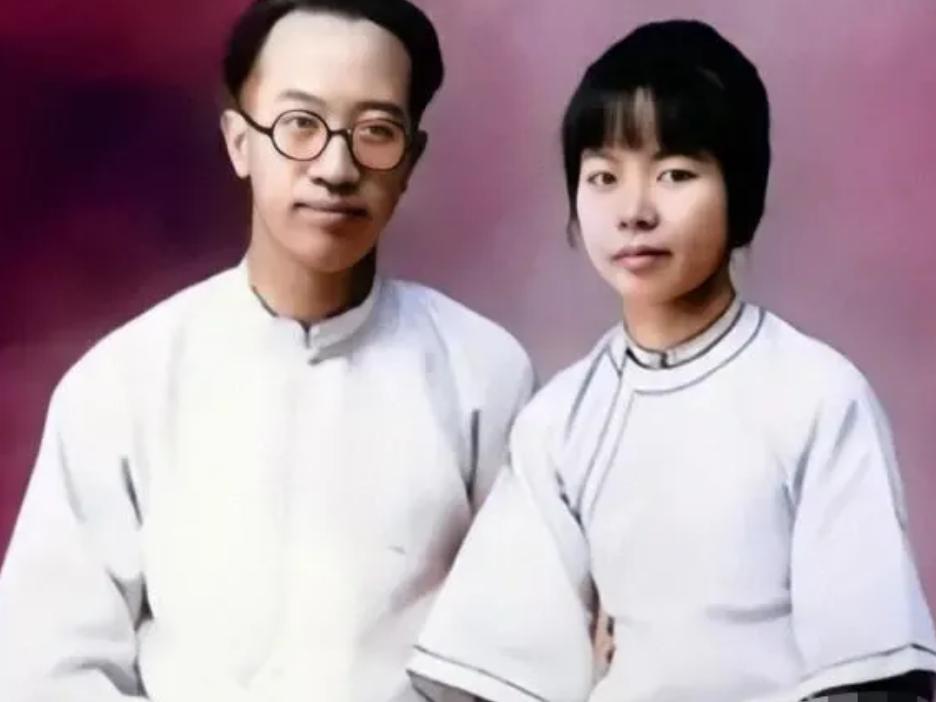 1974年，71岁的梁实秋和73岁的妻子程季淑在西雅图一家商店门口，一个意外夺走
