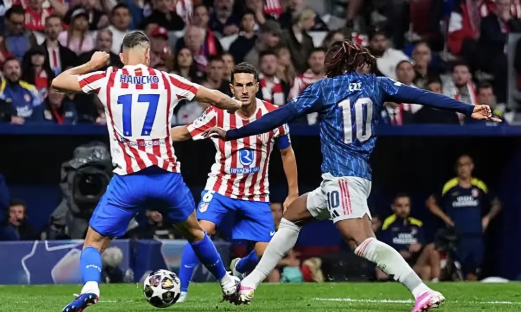 埃泽摔倒在禁区里，回看VAR13遍，裁判为什么不给点球？在马德里竞技与阿森纳的