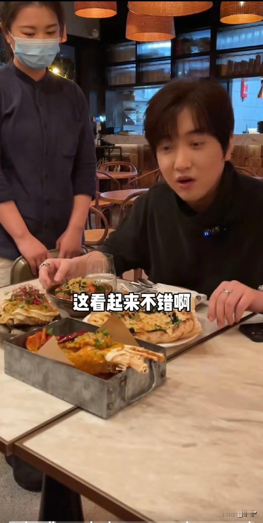 印度菜为何会在全世界十分流行？看看白冰的视频就知道了，他坐在一个看起来非常高