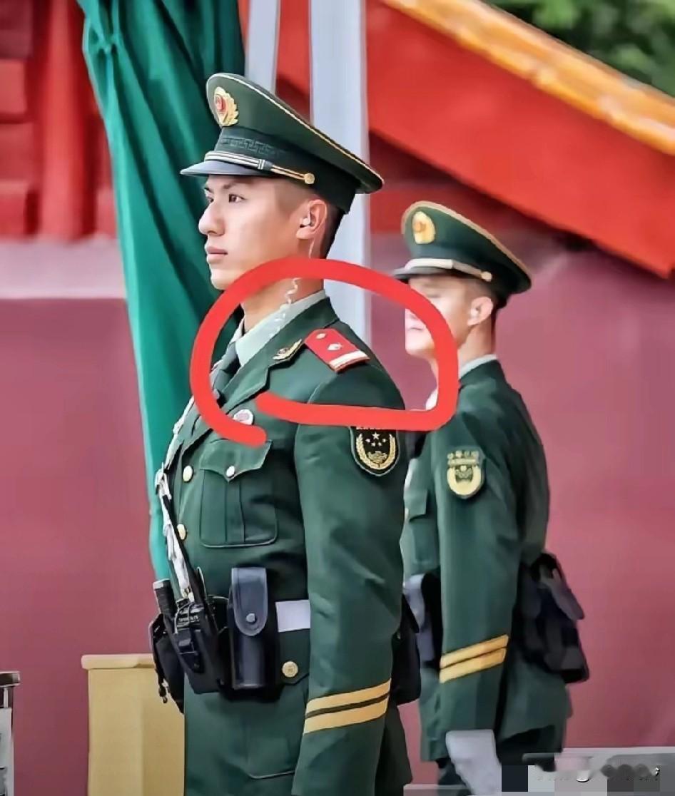 这属于军衔还是警衔？这小哥长得挺好看的，这是礼兵服衔吗？这是礼兵肩章吧，“礼