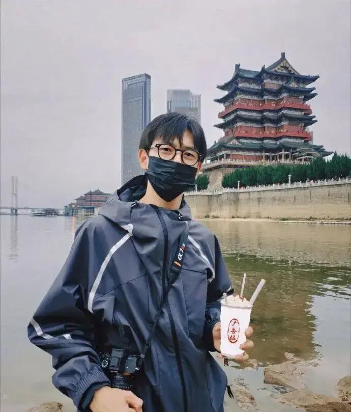 1月25日，李现突然在社交平台甩出一组生活照，直接点名“某L姓男艺人手机自拍泄露